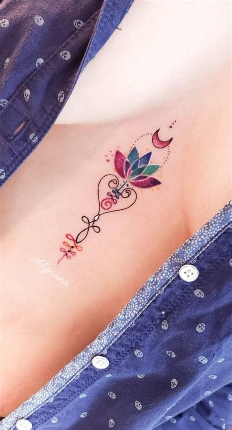 tatuajes entre los senos mujer|Tatuajes de pecho de mujer